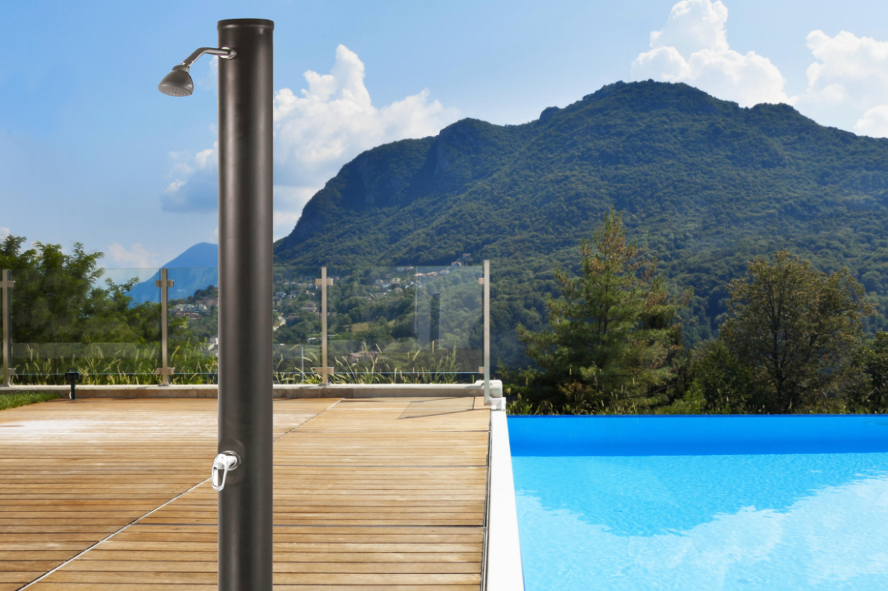 ¿Tienes piscina? Descubre por qué necesitas una ducha solar